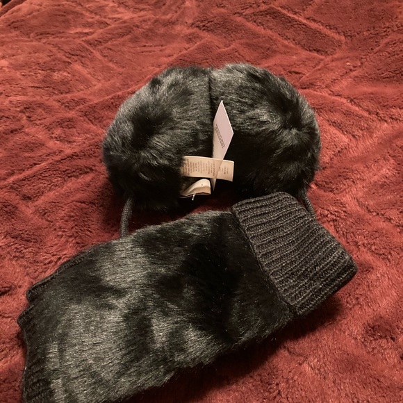 Loft black faux fur earmuff & mittens - Picture 6 of 6